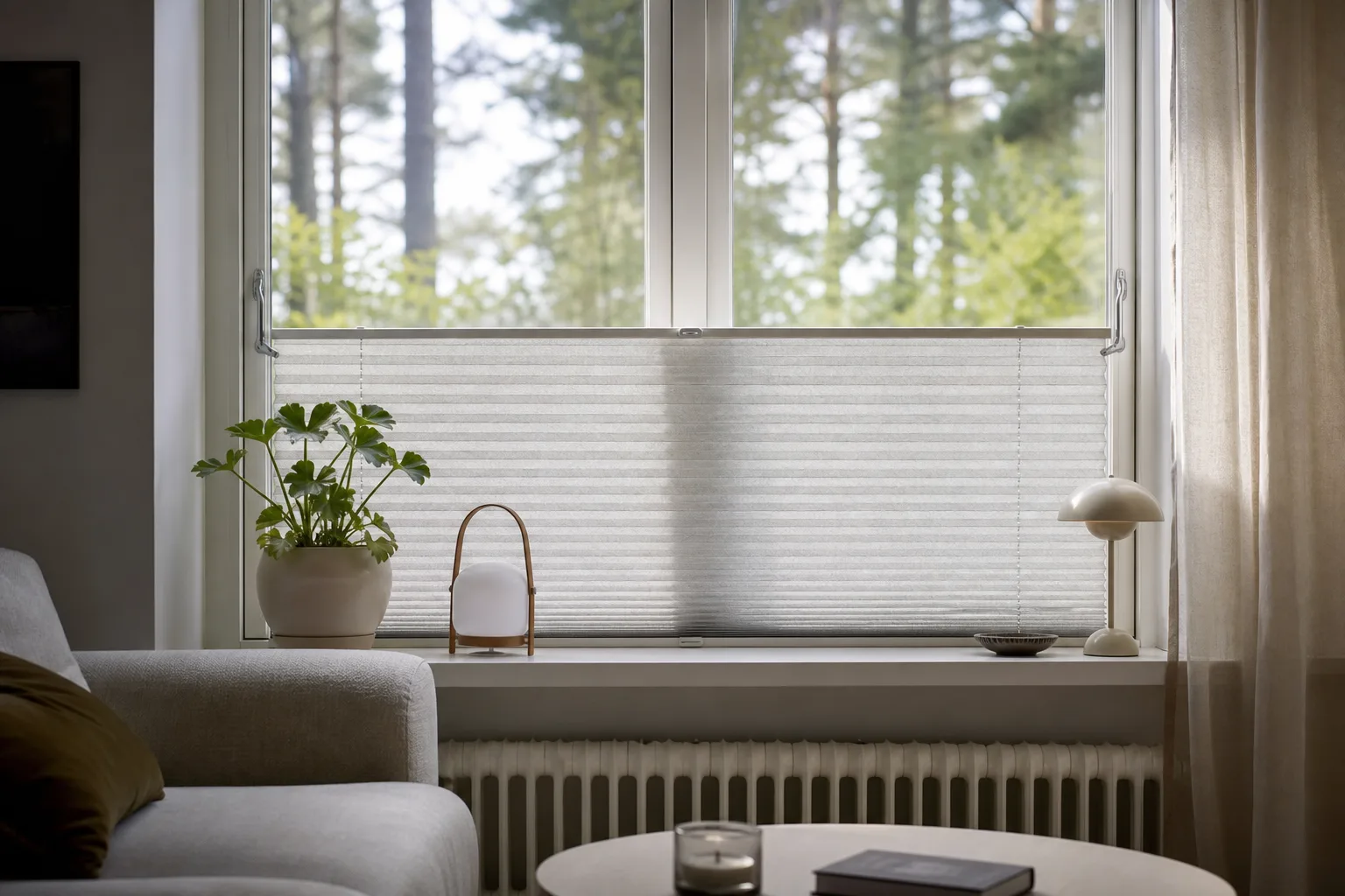 Plisségardin över nedre delen av ett gatufönster med fri glasruta ovanför